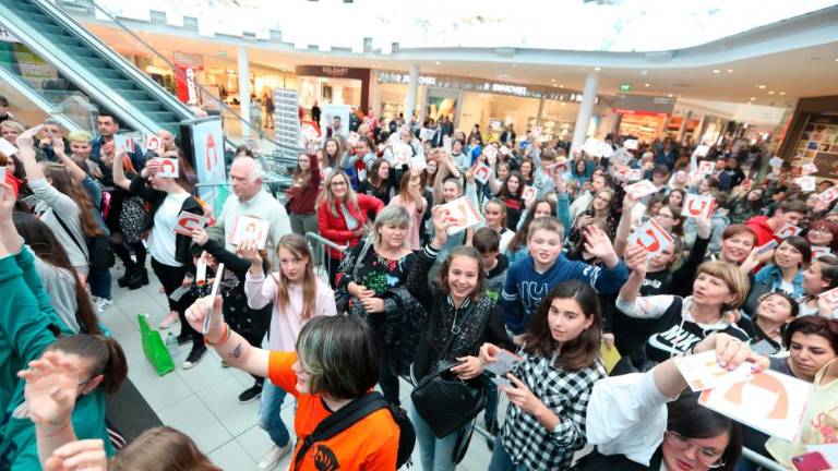 Tish dočakala pravi objem oboževalcev (video)