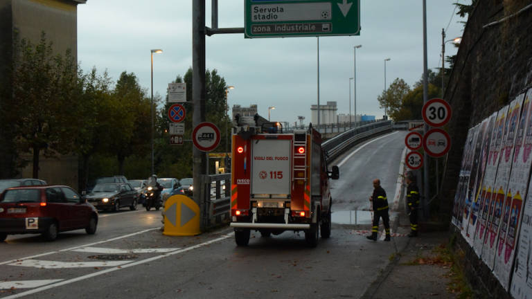 70 posegov gasilcev v Trstu,poplavljena tudi mrtva&scaron;nica