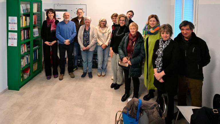 Prostovoljci, ki so ravnokar zaključili tečaj za pripravo na oskrbovanje v domu Hospice ob knjigah (FOTODAMJ@N)