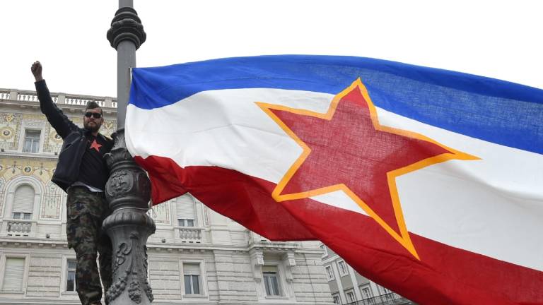 Desnici ni uspelo o zastavah SFRJ