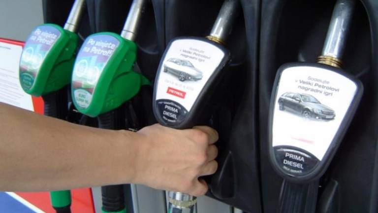 Bencin in dizelsko gorivo opolnoči cenejša