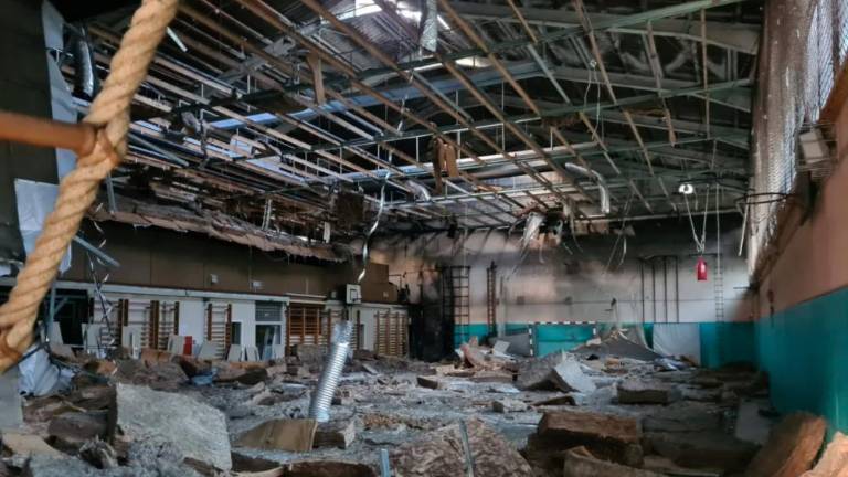 Pogorelo ostrešje telovadnice osnovne šole na Mostu na Soči