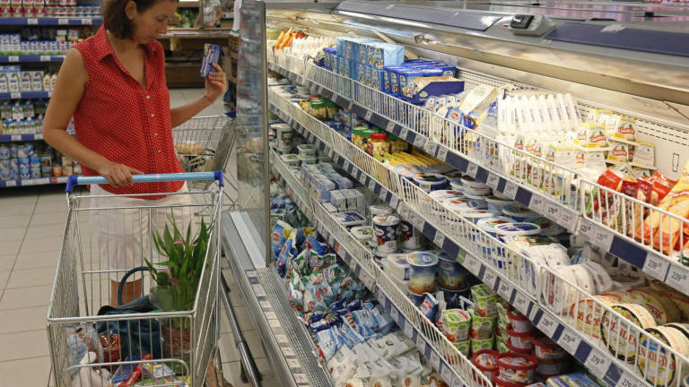 V supermarketih zasegli zapadle jogurte in hrenovke