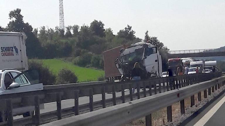 Primorska avtocesta zaprta zaradi nesreče