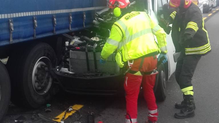 Nesreča na avtocesti A4 terjala človeško življenje