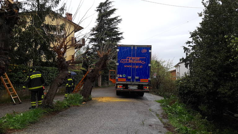 Tovornjak iz Slovenije ohromil promet v Ul. Mirissa
