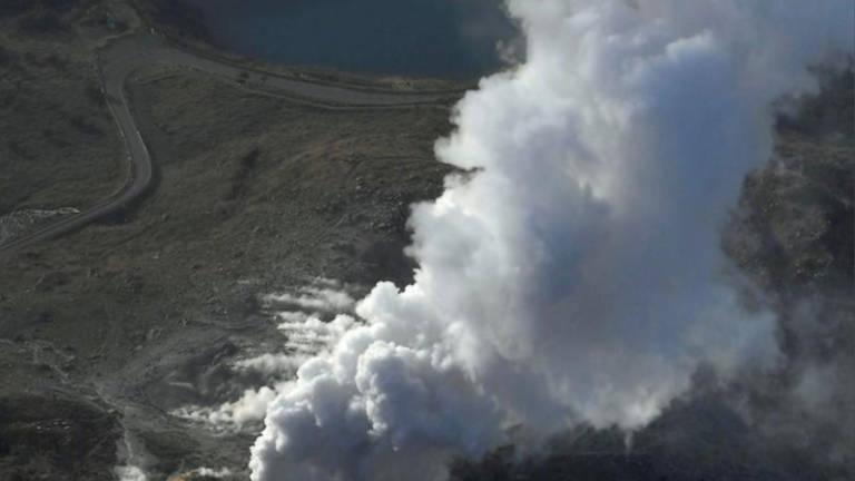 Vulkan bruha pepel in dim več sto metrov v zrak