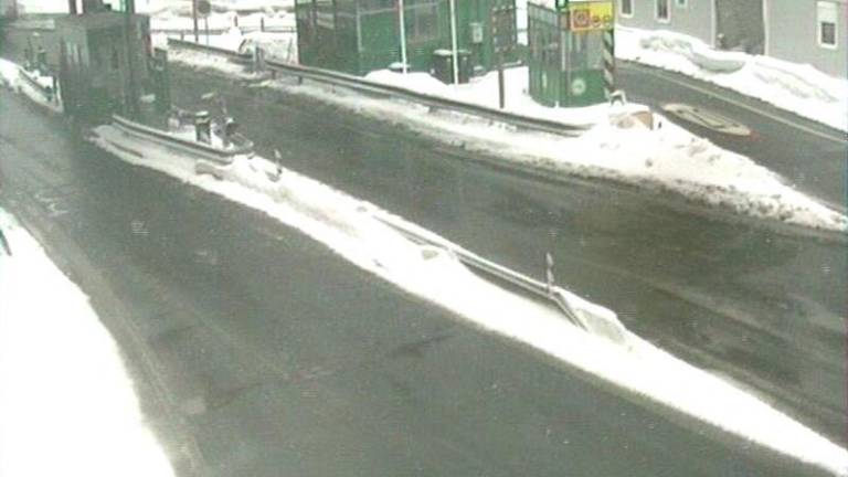 V Sloveniji sneg in veter povzročata težave v prometu