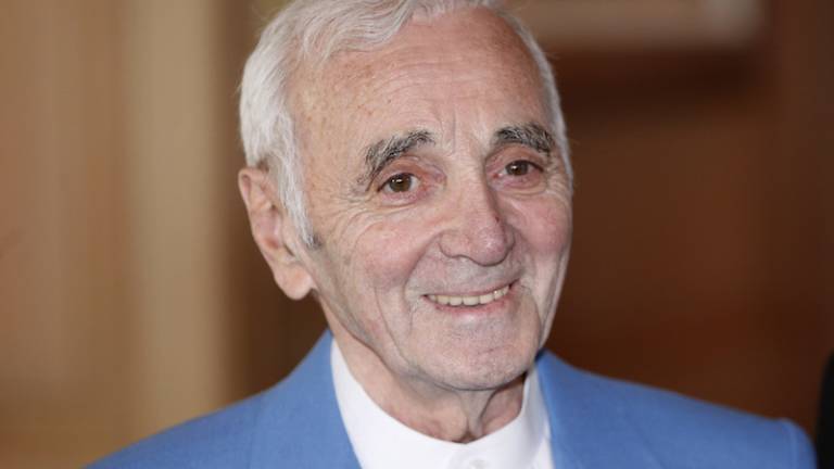 Umrl je Charles Aznavour