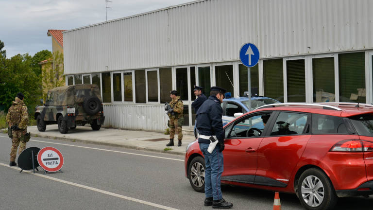 Avtomobil z begunci med begom trčil v zid v Bazovici