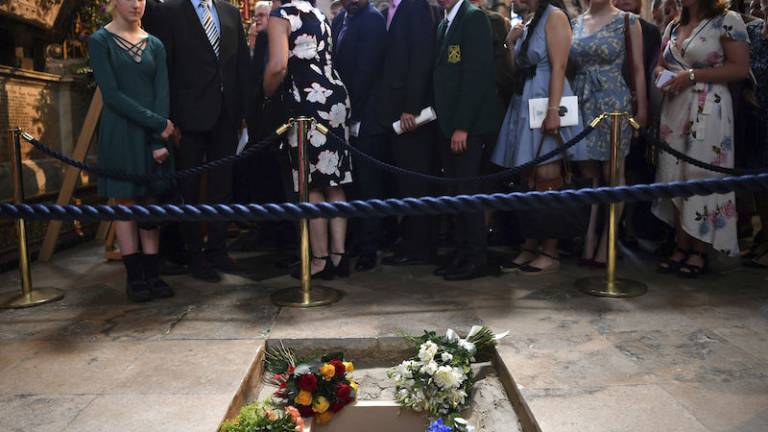 Stephen Hawking pokopan blizu Darwina in Newtona