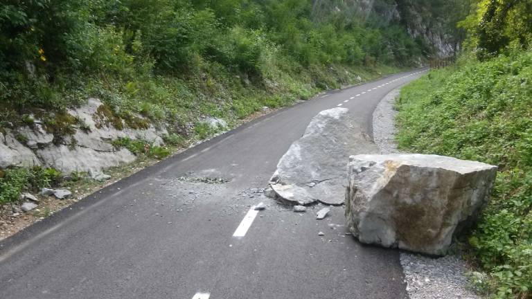Padajoče kamenje ogroža kolesarsko pot Solkan-Plave