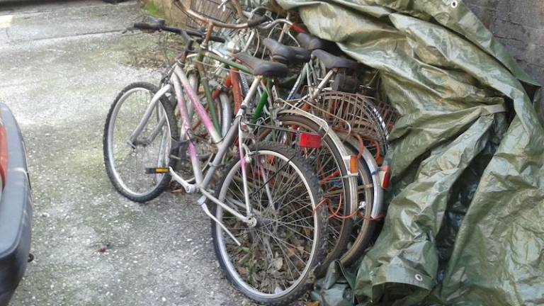 Lokalna policija odstranjuje zapuščena kolesa