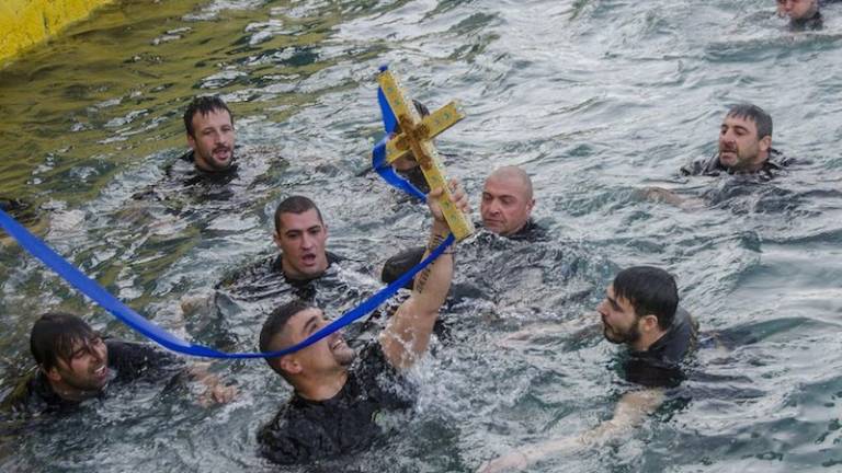 Grki skočili v vodo ob pomladnem vremenu