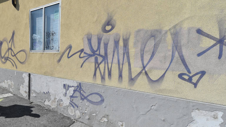 Tri tisoč evrov globe za mladoletna grafitarja
