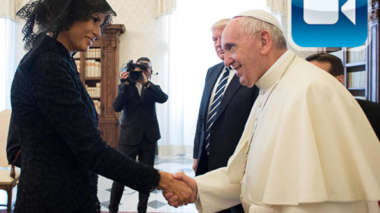 Papež vpra&scaron;al Melanio, ali Donalda hrani s potico