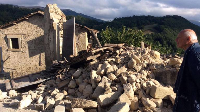 Močan potres prizadel srednjo Italijo, najmanj 22 mrtvih