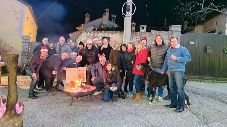  Prižig luči v Repniču s Primorskim dnevnikom<i> (DP)</i>