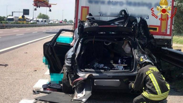 S porschejem v tovornjak: umrl voznik in trije poškodovani