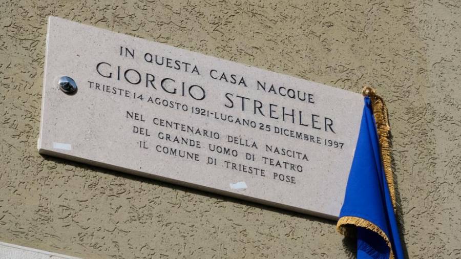 Plošča v spomin na Giorgia Strehlerja na pročelju hiše (FOTODAMJ@N)