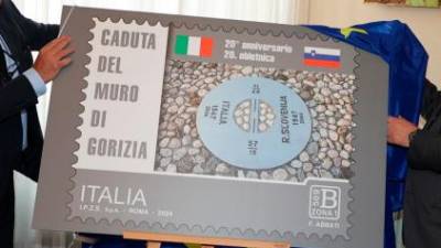 Na italijanski znamki, posvečeni 20. obletnici vstopa Slovenije v EU, je upodobljen Trg Evrope/Transalpina in sta slovenska in italijanska zastava (BUMBACA)