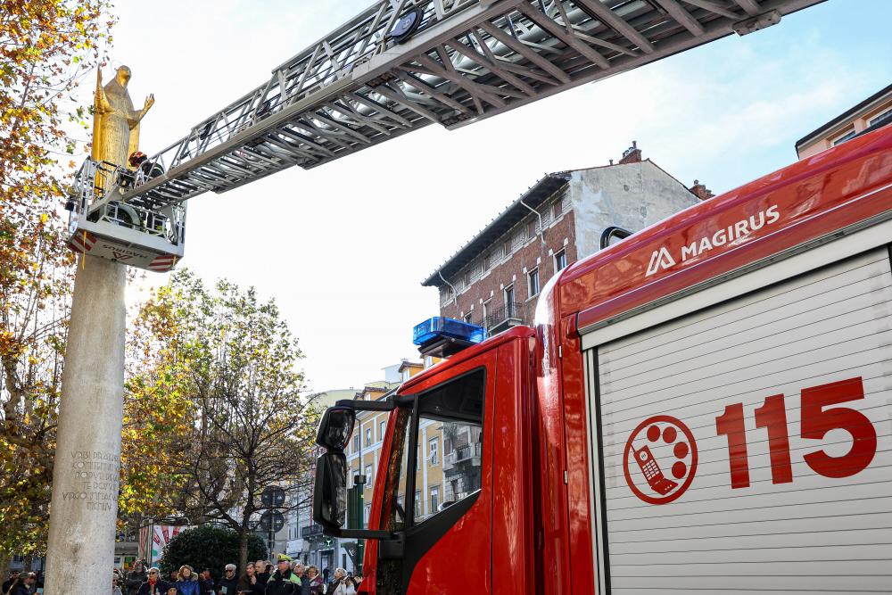 Škof: Zlo nas obdaja, a upanje še ni zamrlo