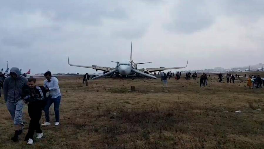 Letalo se je znašlo na polju v bližini istanbulske steze, potniki pa so takoj bežali na varno