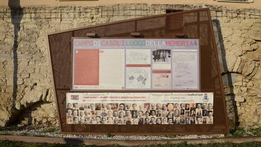 Sedanja plošča s fotografijami internirancev