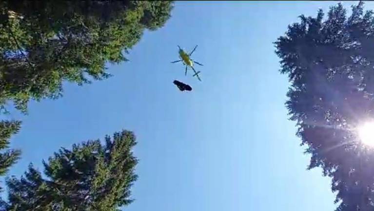 Padla s kolesom in se huje poškodovala