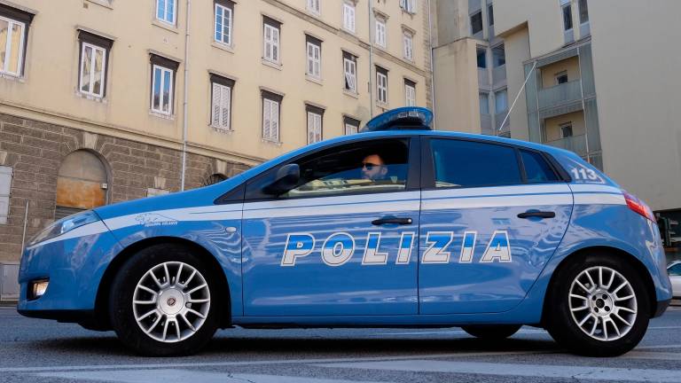 Iz stanovanja, kjer je službovala, sta odnesla 150.000 evrov zlatnine