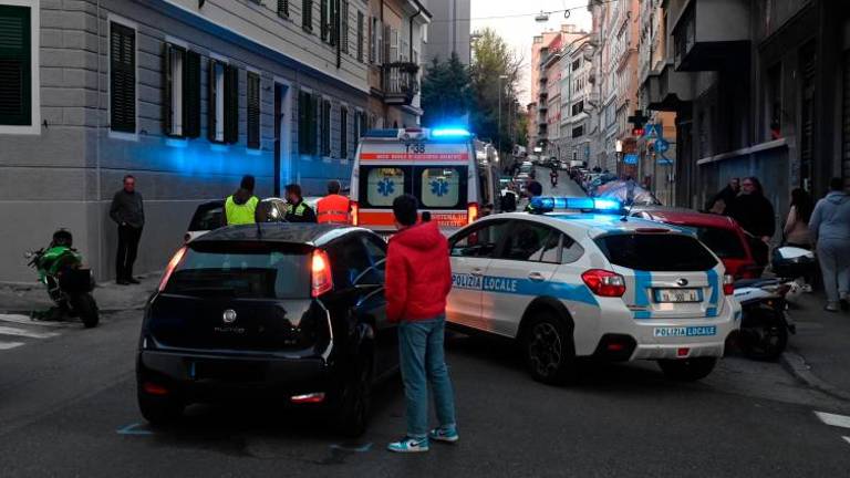 Motor trčil v avto, voznika in potnico odbilo v zid