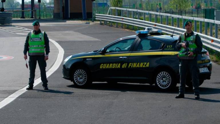 Finančni policisti s trčenjem ustavili pobegli slovenski avtomobil