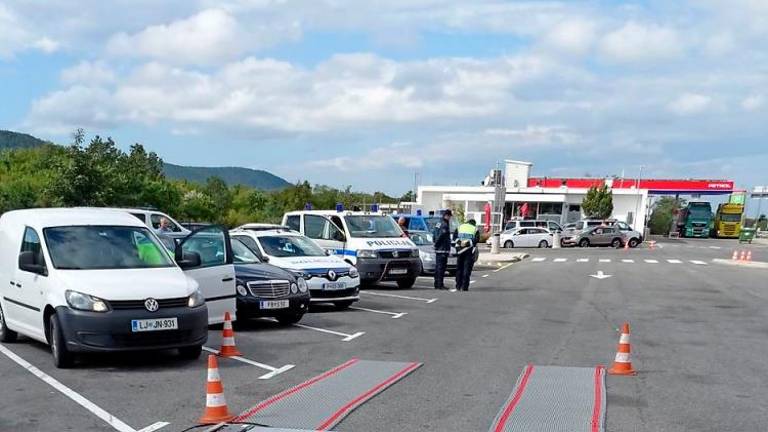 Za volanom avtobusa po zaužitju alkohola in brez veljavne vozniške