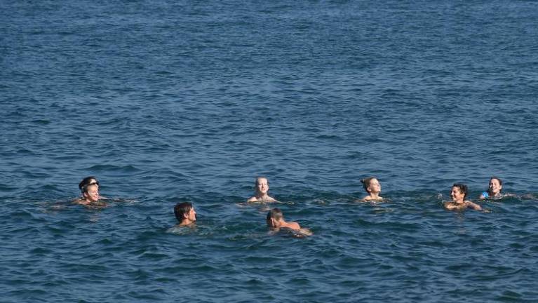 Medtem ko je plaval, ga je žuželka pičila v grlo