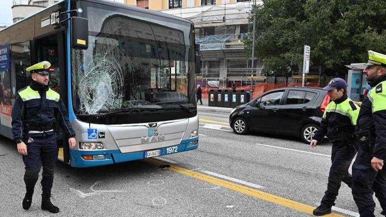 Dekle, ki jo je včeraj zbil avtobus, v kritičnem stanju
