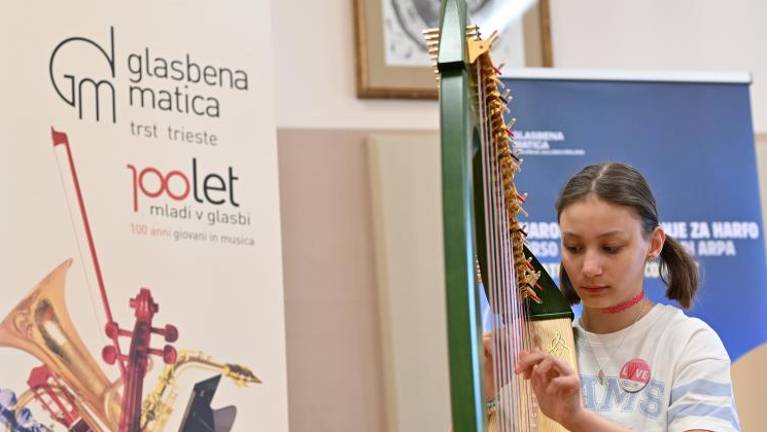 Na Glasbeni matici prvič tekmovalo čez sto harfistov