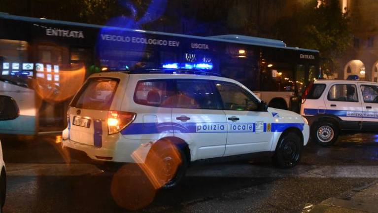 Pretepla moškega in mu ukradla mobitel