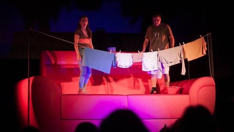 Gledališče na ocvrtem bo postreglo tudi s pico za dva