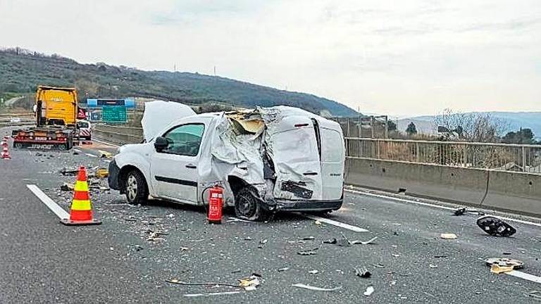 Pred predorom Dekani s tovornjakom trčil v kombi