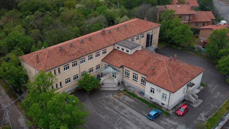 Na nasprotnih si »šolskih okopih«