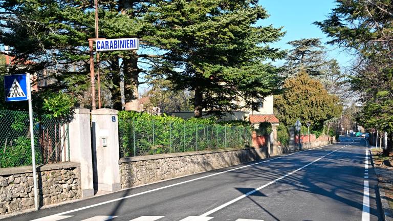 Moški se je ponoči znašel v Bazoviških ulici le kakih tristo metrov od postaje karabinjerjev (ARHIV)