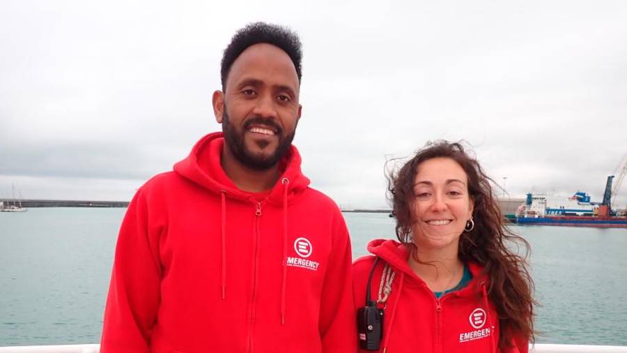 Chiara in Yassin skrbita za komunikacijo med brodolomci in reševalci (MAP)