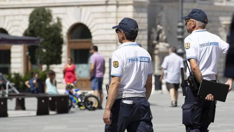 Na avtobusu ukradel mobitel