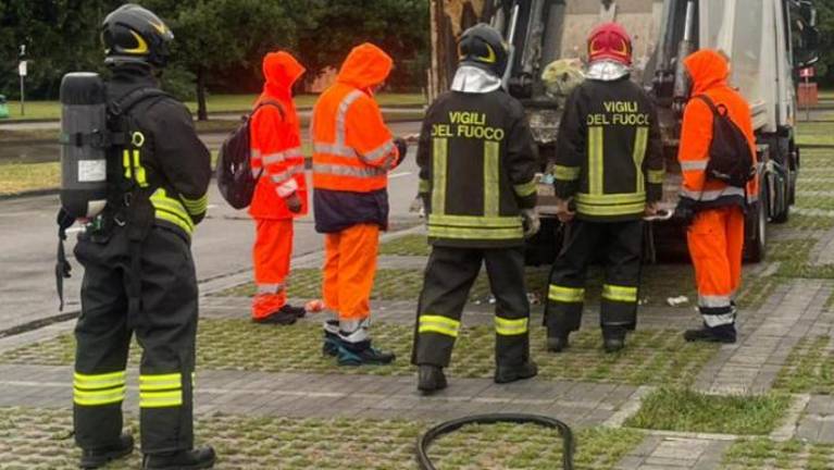 V Tržiču zagorelo smetarsko vozilo