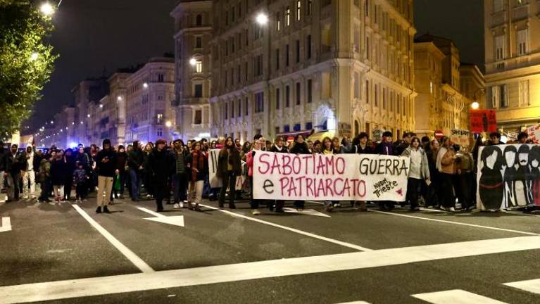 Za pravice žensk na ulici več kot 500 ljudi