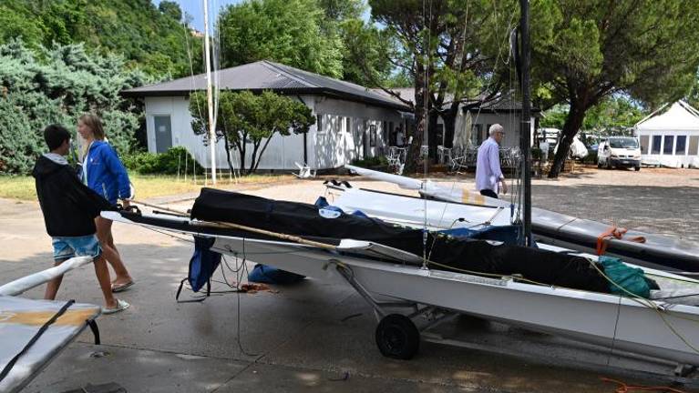 Veter lomil drevesa in premetaval plovila