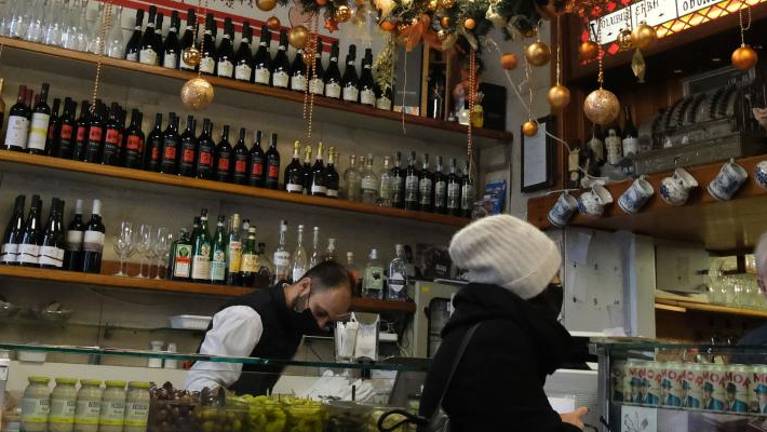 Sede samo cepljeni in prebolevniki, k pultu lahko vsi