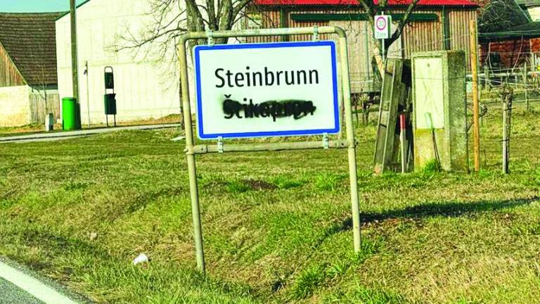 Na Gradiščanskem počečkali dvojezične table