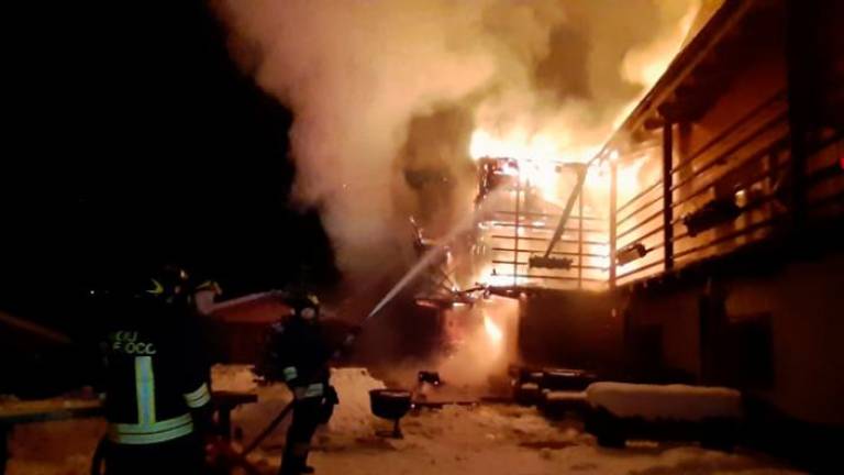 Hud požar uničil hotelski objekt v Saurisu