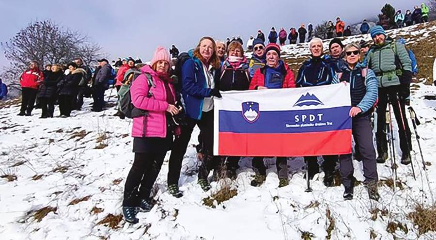Tržaški pohodniki na vzpetini pred spomenikom (SPDT)
